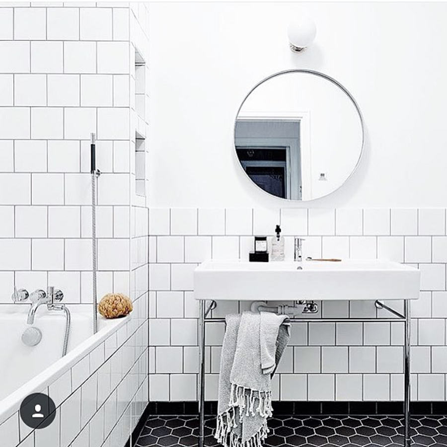 Круглое зеркало в белой раме для ванной
