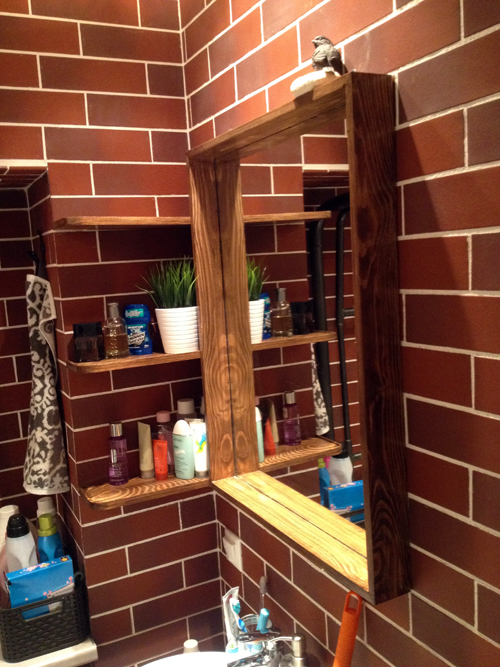 Зеркало в деревянной раме для ванной с удобными полочками